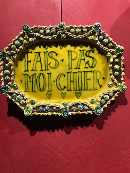 Panneau jaune décoratif « Fais Pas moi Chier » avec cadre orné au Domaine de l'Ocrerie, Pourrain