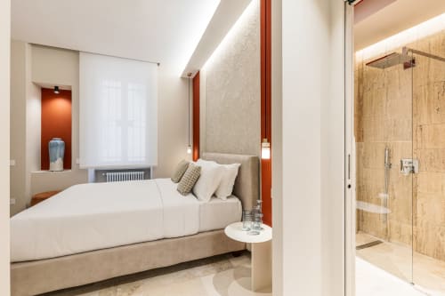 Camera moderna con bagno interno presso Petra Apartments a Roma, con vista sulla città e arredi contemporanei