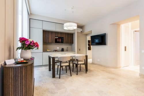Appartamento moderno a Petra Apartments Roma con cucina a vista, zona pranzo e soggiorno dal design contemporaneo