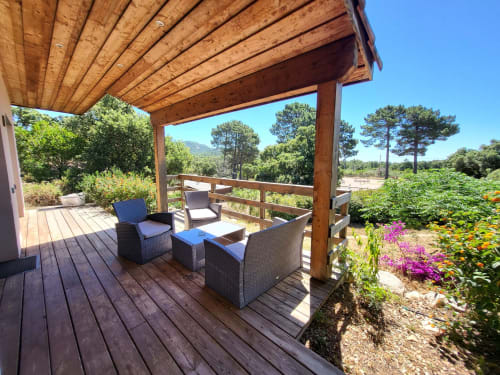 Holzpergola-Terrasse mit Rattanmöbeln mit Blick auf die Gärten von Villas Lantana, Lecci