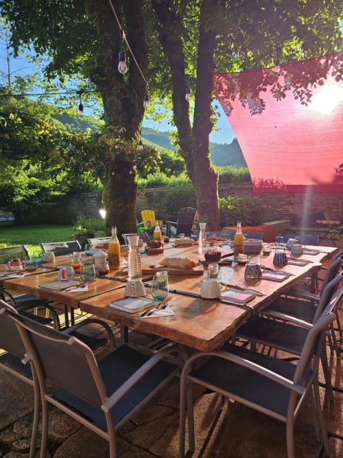 espace repas et petit déjeuner en terrasse exterieur