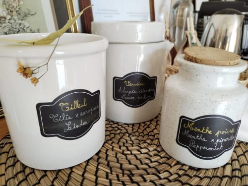 pots d'herbes séchées pour tisane, verveine, tilleul et menthe, maison de pagneux, chambres d'hôtes en Beaujolais des Pierres dorées