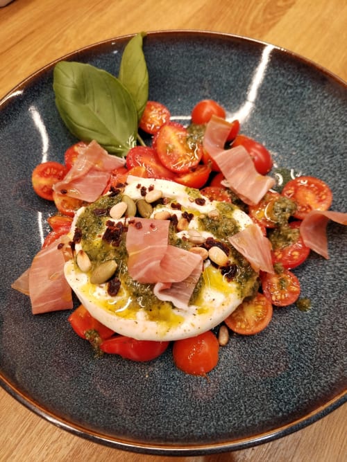 assiette de tomates cerises, burrata et jambon cru, maison de pagneux, chambres d'hôtes en Beaujolais des Pierres dorées