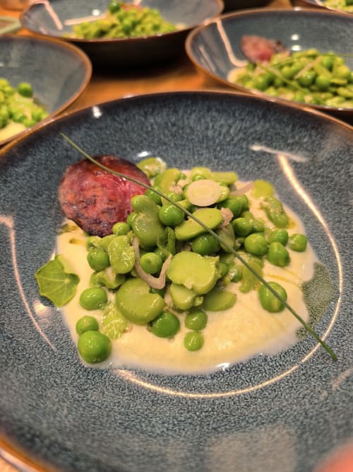 assiette de fèves, petits pois et chorizo sur crème de cosse de petits pois, maison de pagneux, chambres d'hôtes en Beaujolais des Pierres dorées