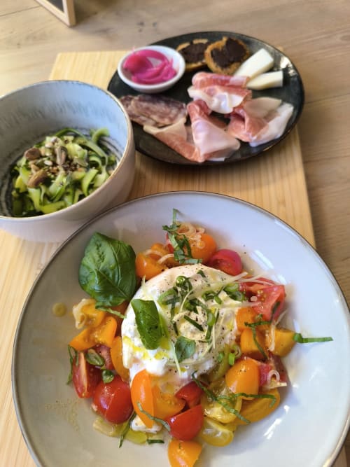 planche tomate burrata, tagliatelles de courgettes, charcuterie, fromages et toasts de tapenade, maison de pagneux, chambres d'hôtes en Beaujolais des Pierres dorées