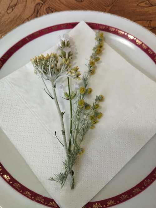 assiette décorée avec herbes séchées, maison de pagneux, chambres d'hôtes en Beaujolais des Pierres dorées