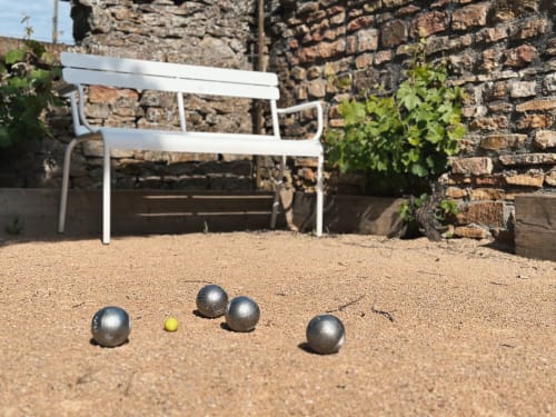 banc sur le terrain de pétanque, avec boules et cochonnet, maison de pagneux, chambres d'hôtes en Beaujolais des Pierres dorées