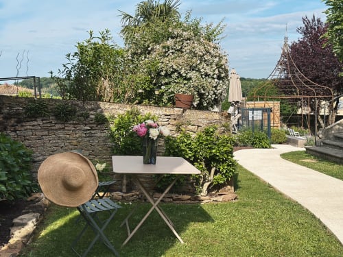 table et chaise dans le jardin fleuri, maison de pagneux, chambres d'hôtes en Beaujolais des Pierres dorées