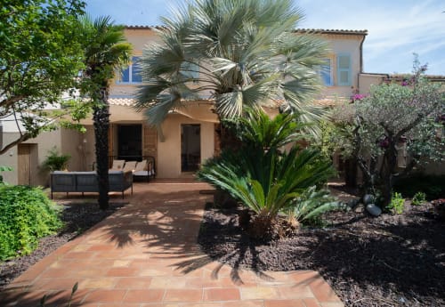 Maison de vacances Casa Kaya à Hyères, entourée de palmiers et d’un jardin tropical, idéale pour un séjour en famille dans le Var.