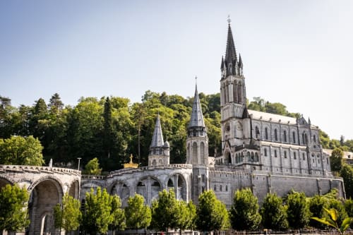 Gotische Basilika mit Doppeltürmen in Lourdes, Frankreich in der Nähe des Hotels Ombre de la Tour