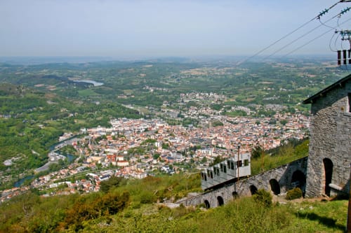 Vue de Lourdes depuis le Pic du Jer avec son funiculaire centenaire