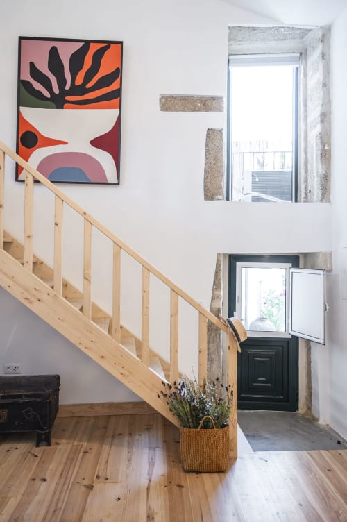 Escada moderna com corrimãos de madeira e arte contemporânea na acomodação rural Casa das Jardas