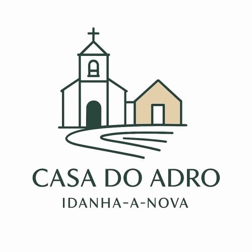Logo da Casa do Adro com igreja e casa de campo na zona rural de Idanha-a-Nova, Portugal