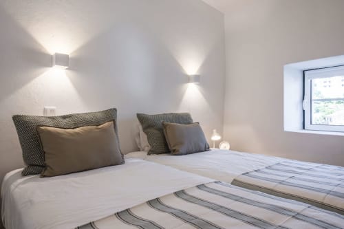 Quarto moderno na Casa das Jardas, rural B&B em Ladoeiro com cabeceira estofada, arandelas de parede e vista para janelas