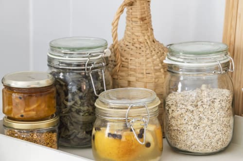 Potes de despensa com alimentos secos e conservas na quinta turística Casa das Jardas em Ladoeiro, Portugal
