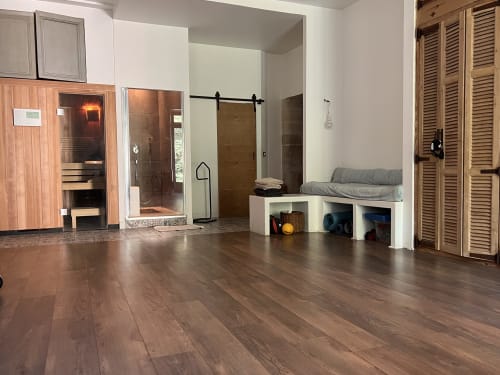Grande salle de sport, sauna, douche, toilettes, lavabo, parquet