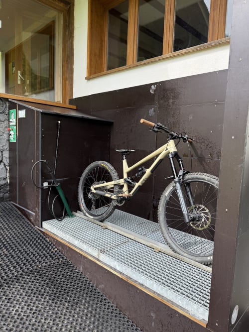 Station de lavage VTT à Morzine pour nettoyer les vélos après les descentes en montagne