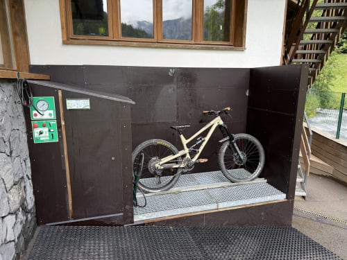 Station de lavage VTT à Morzine pour nettoyer les vélos après les descentes en montagne
