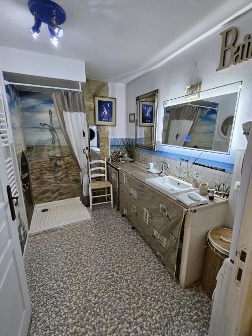 Modernes Badezimmer im Le Manoir Lacustre mit Strandthemen-Dekoration, Doppelwaschbecken, begehbare Dusche und Küstenkunst in Queyrac.