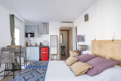 Estudio Vista Puerto en Formentera Especial con cama, kitchenette y vista a la ciudad desde La Savina