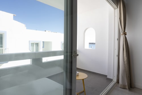 Estudio Formentera Especial con vistas laterales al mar, balcón, paredes minimalistas blancas y mobiliario moderno en La Savina