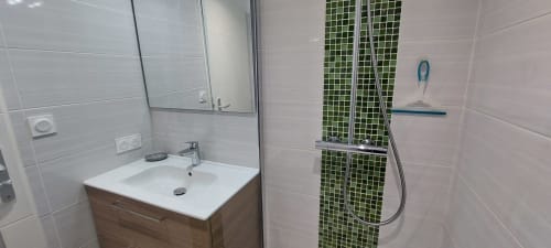 Salle de bain moderne du Gîte Bambou au Mas de Trépeloup, Alès avec lavabo, miroir, douche et carrelage vert