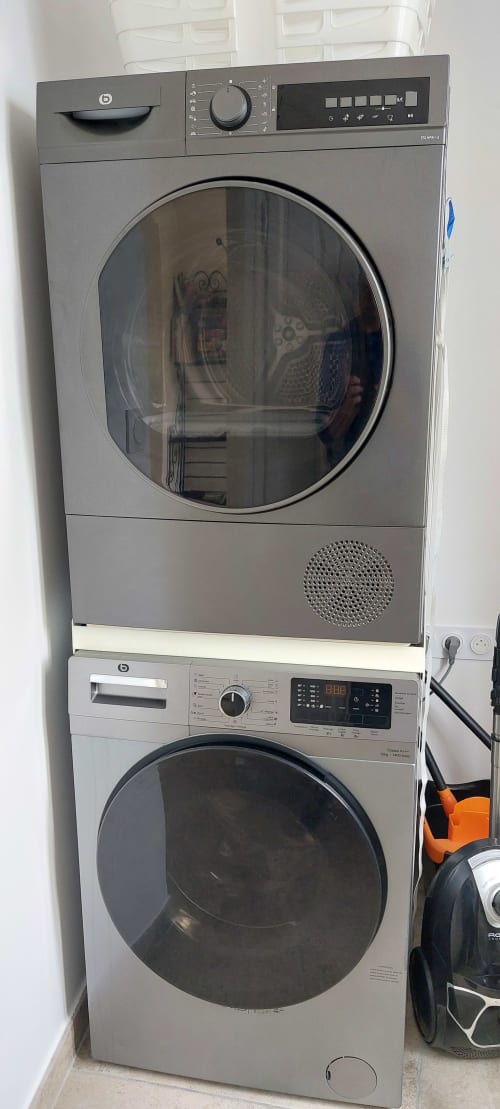 Lave-linge et sèche-linge superposés dans l'appartement Gîte Bambou au Mas de Trépeloup, Alès