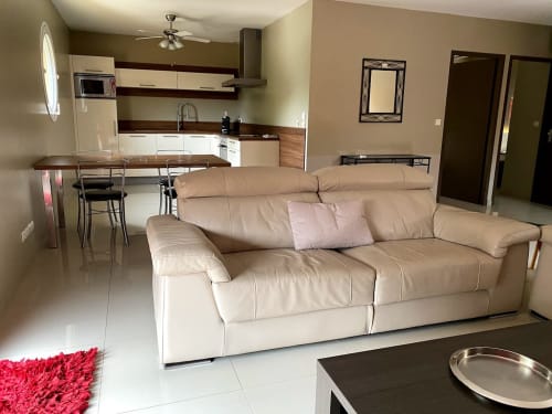 Palamos-vue d'ensemble Salon-Cuisine. Les deux portes ouvertes donnant sur les chambres climatisées