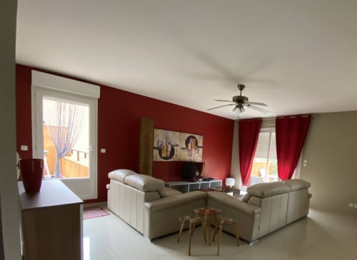 Palamos étage de la villa 2-Salon tout cuir Baie vitrée donnant sur petite terrasse plein sud-porte vitré donnant sur grande terrasse