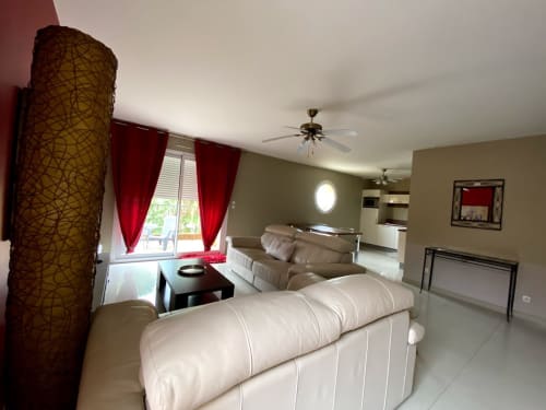 Palamos- vue sur salon- spacieux- cuisine entièrement équipée- ventilateur au plafond- climatisation. Meuble d'appoint avec miroir