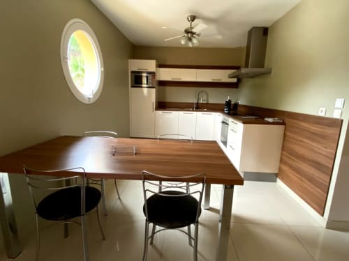 Palamos- cuisine entièrement équipée- réfrigérateur avec freezer, lave vaisselle-four-micro ondes-table de cuisson induction-cafetière nespresso-bouilloire-grille pain