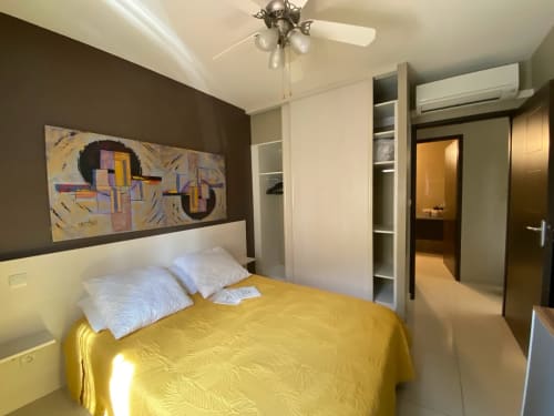 chambre 1 - lit en 140-tête de lit avec éclairage à l'arrière-meuble d'appoint (coiffeuse,bureau) ventilateur au plafond-climatisation-grand placard avec penderie-rangement et portes coulissantes.