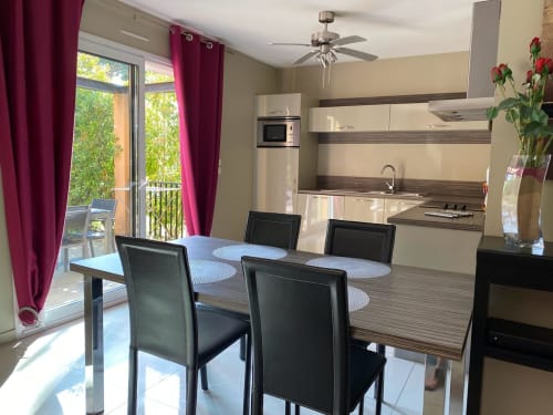 Cuisine, spacieuse, ensoleillée, entièrement équipée, réfrigérateur avec freezer, four, micro ondes, table de cuisson induction, cafetière nespresso- baie vitrée donnant sur coin repas extérieur