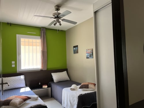 Chambre 2  - 2 lits en 80 placard avec penderie rangement et portes coulissantes ventilateur au plafond- climatisation 