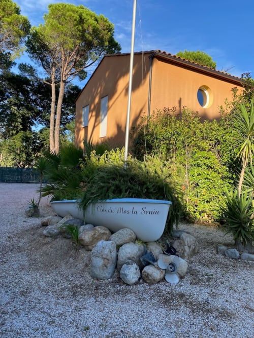 Villa 2  Clos du mas la senia-Barque décorative, jardin Méditerranéen