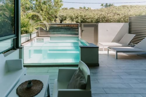 Chambre d'hôtel moderne avec piscine privée, transat et vue imprenable sur les collines à Habitation I'SEO à Sainte-Anne