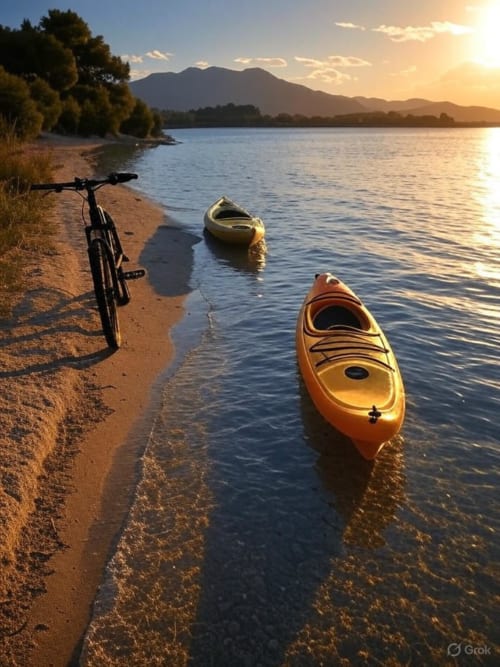 Kayak en mer au coucher du soleil à Concarneau avec vélo et montagnes, Les logis de Kergoulou