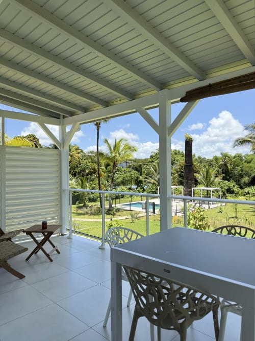 Bungalow Balisier au Domaine de la Glacière avec terrasse couverte donnant sur la piscine et les jardins tropicaux à Petit-Bourg