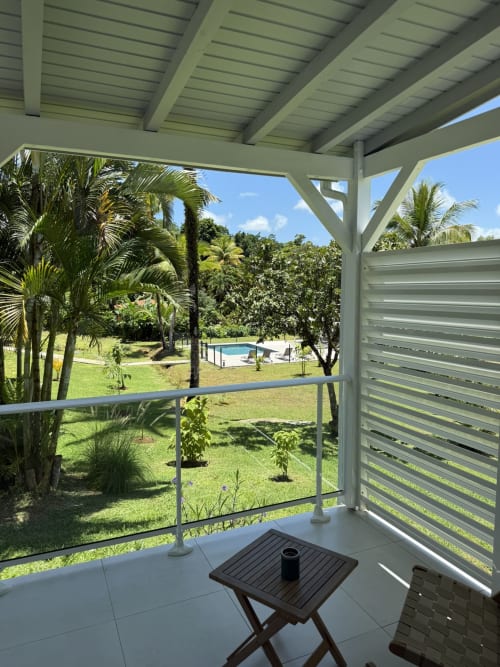 Le bungalow Alpinia du Domaine de la Glacière surplombe les jardins tropicaux et la piscine à Petit-Bourg
