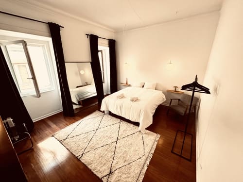 Spacious bedroom at Royal Prince Garden Apartments, Lisboa, with four-poster bed, wooden floor, and modern furnishings