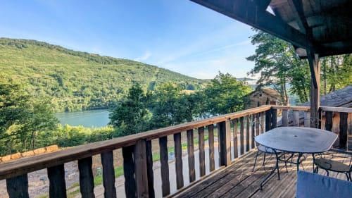 Terrazza in legno con vista sul lago presso Cabanes et lodges du Belvédère, Serrières-sur-Ain