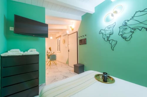 elementi che rimandano al lato gioioso del metallo, nel Feng Shui, il viaggio verso la relazione, la comunicazione la curiosità del viaggiatore, colori pastello, forme circolari, il dorato