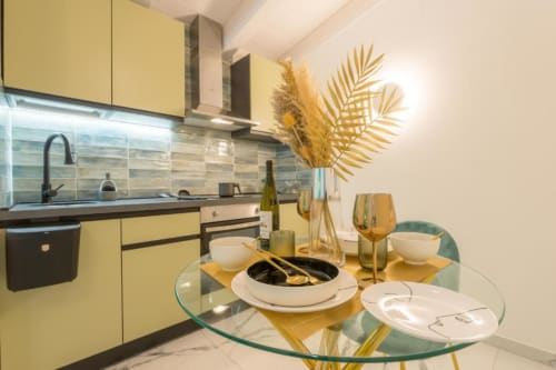 particolari che fanno la differenza, piatti decorati,  bicchieri da champagne