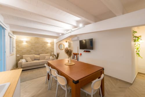 Salone con letto matrimoniale di oltre 20 cm, tavolo multifunzionale diventa biliardo, ping pong, poker e tanto altro, curato nei minimi dettagli vi coccola solo a guardarlo