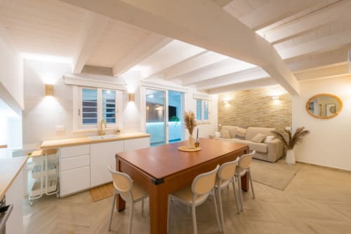 Cucina e salone si connettono all'ampio terrazzo per un piacevole effetto armonico e che invita a stare insieme e divertirsi e amarsi