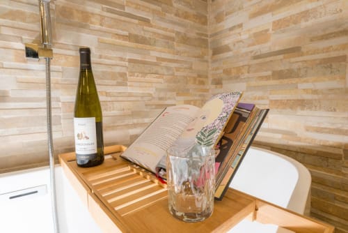 Non solo una doccia freestanding ma anche la possibilità di godersela a pieno con un buon libro, un po' di vino... e tanto romanticismo
