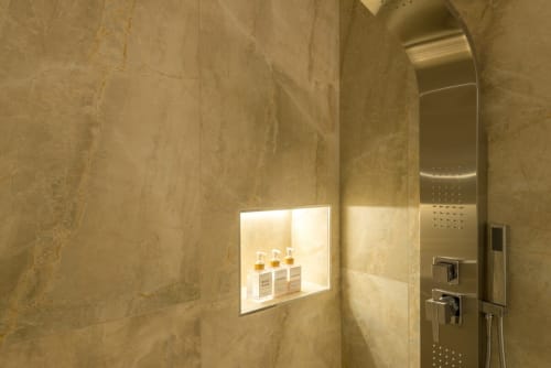 Doccia particolare con possibilita' di massaggio e accessoriata con prodotti di cura di cortesia