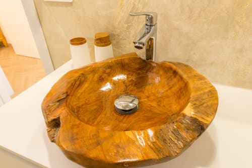 Un prezioso lavello in legno massiccio, anche lavarsi le mani diventa un'esperienza di riconnessione con la terra