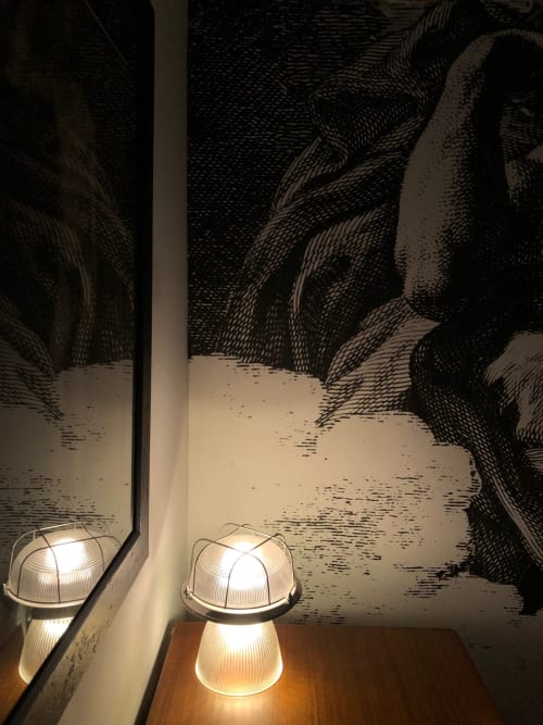 Coin douillet au Domaine de l'Ocrerie avec luminaires en dôme et fresque murale artistique à Pourrain