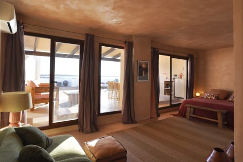 Amplio apartamento con vistas al mar en Formentera, mobiliario moderno, grandes ventanales, acceso a balcón y decoración contemporánea